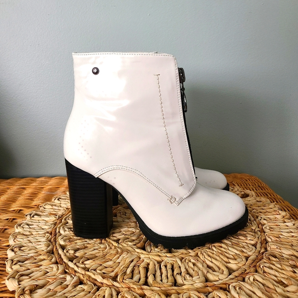 SIMPLY VERA FAUX PATENT LEATHER BOOTIE
WHITE